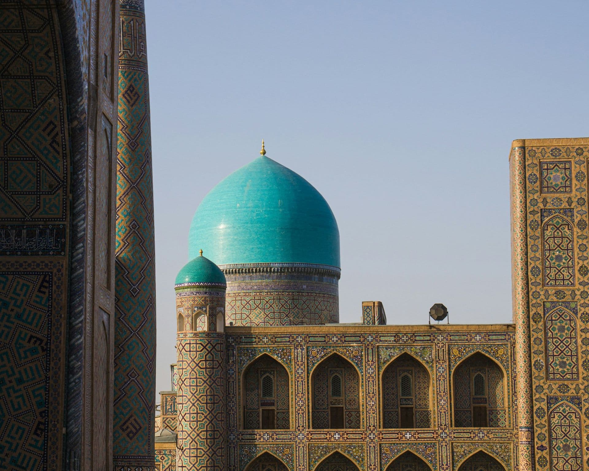 القبة الفيروزية لمسجد بيبي خانم